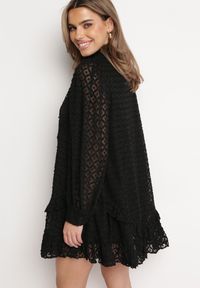 Born2be - Czarna Trapezowa Sukienka Mini z Ażurowym Wzorem i Falbankami Virenia. Typ kołnierza: kołnierz z falbankami. Kolor: czarny. Wzór: ażurowy. Typ sukienki: trapezowe. Długość: mini #2