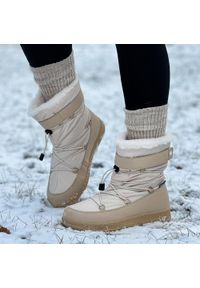Beżowe zimowe śniegowce damskie z membraną American Club Sn46/23. Kolor: beżowy. Materiał: tkanina, skóra. Sezon: zima