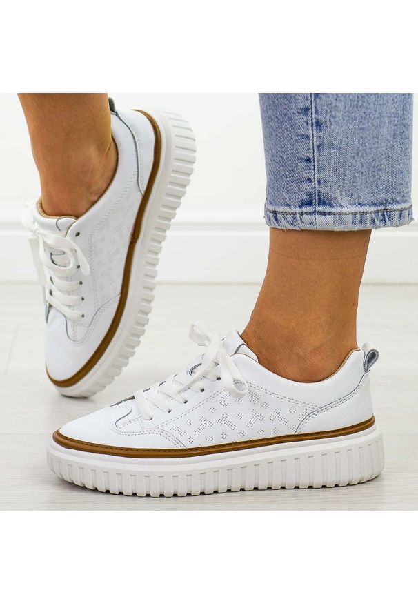 Białe skórzane sneakersy damskie Sergio Leone Sp025. Okazja: na co dzień, na spacer. Nosek buta: okrągły. Zapięcie: sznurówki. Kolor: biały. Materiał: skóra. Sezon: wiosna, lato. Obcas: na platformie. Sport: turystyka piesza