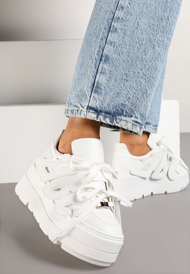 Renee - Białe Sneakersy Vices na Płaskiej Podeszwie z Geometryczną Aplikacją Nelenith. Okazja: na co dzień. Kolor: biały. Materiał: jeans. Wzór: aplikacja, geometria. Obcas: na płaskiej podeszwie