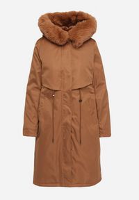 Born2be - Jasnobrązowa Kurtka Typu Parka z Kapturem i Odpinanym Kołnierzem Ściągana w Talii Semithira. Okazja: na spacer, na co dzień. Typ kołnierza: kaptur. Kolor: brązowy. Materiał: dzianina. Długość: długie. Wzór: aplikacja. Styl: klasyczny, casual, elegancki #4