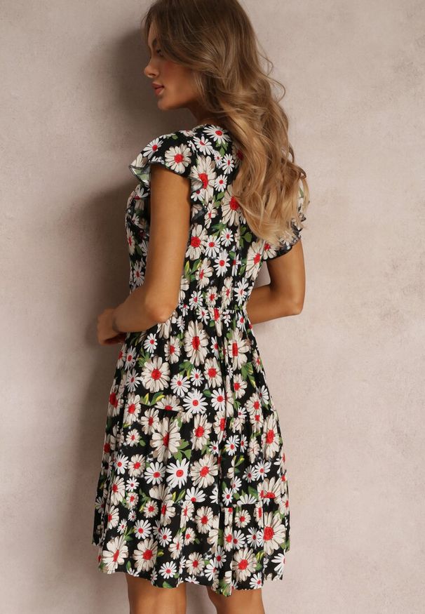 Renee - Czarna Taliowana Sukienka Mini w Kwiaty z Gumką w Talii Teziovi. Kolor: czarny. Materiał: wiskoza. Wzór: kwiaty. Długość: mini