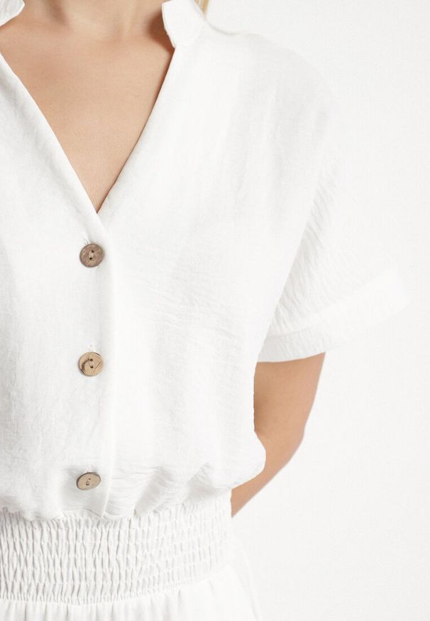 Born2be - Biały Kombinezon z Wiskozy z Gumką w Talii i Dekoltem w Serek z Guzikami Nisella. Okazja: na co dzień. Kolor: biały. Materiał: wiskoza. Długość rękawa: krótki rękaw. Długość: krótkie. Styl: casual, elegancki