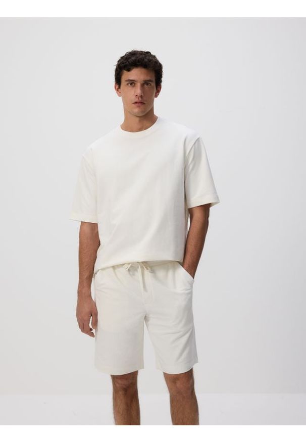 Reserved - Dresowe szorty regular fit - złamana biel. Materiał: dresówka
