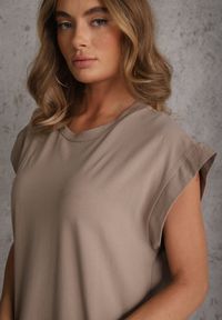 Renee - Ciemnobeżowa Sukienka T-shirtowa z Krótkimi Szerokimi Rękawami Arisea. Okazja: na spotkanie biznesowe. Kolor: beżowy. Długość rękawa: krótki rękaw. Sezon: wiosna, lato. Typ sukienki: proste. Styl: elegancki, biznesowy #5