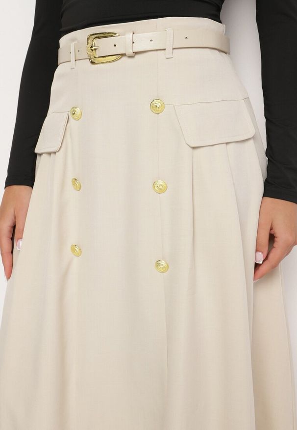 Born2be - Beżowa Spódnica o Rozkloszowanym Kroju z Paskiem w Talii i Ozdobnymi Guzikami Vikkila. Okazja: do pracy, na co dzień. Kolor: beżowy. Materiał: satyna. Wzór: aplikacja. Styl: elegancki, casual, wizytowy
