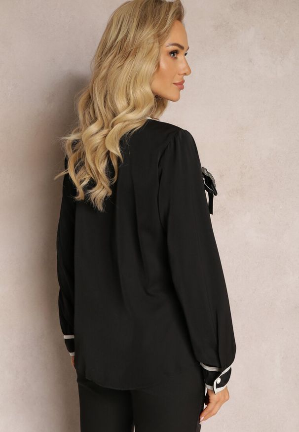 Renee - Czarna Koszula z Kontrastowymi Lamówkami i Broszką z Kokardą Deromina. Okazja: na co dzień. Typ kołnierza: kokarda. Kolor: czarny. Materiał: jeans. Styl: casual, elegancki
