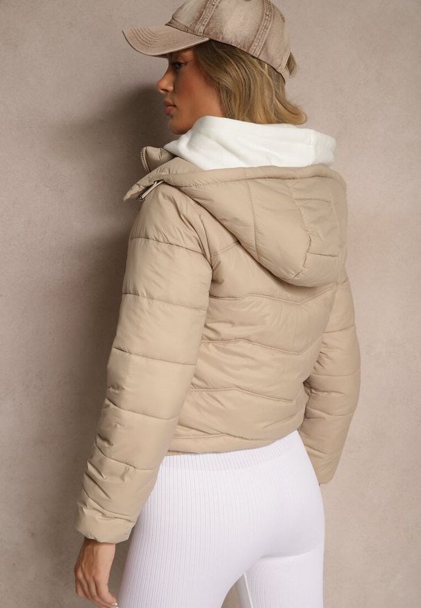 Renee - Ciemnobeżowa Kurtka z Odpinanym Kapturem Ozdobiona Pikowaniem Jolvesa. Okazja: na spacer, na co dzień. Kolor: beżowy. Materiał: jeans. Wzór: aplikacja. Styl: elegancki, casual