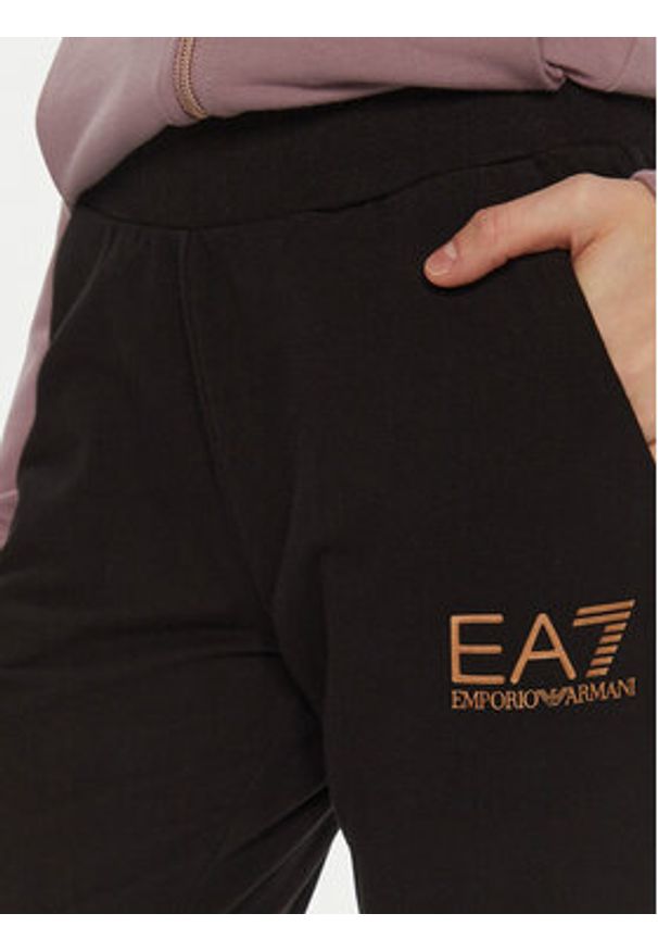 EA7 Emporio Armani Dres 6DTV53 TJVHZ 23BC Fioletowy Slim Fit. Kolor: fioletowy. Materiał: bawełna