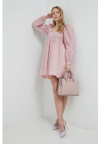 Custommade sukienka Jenny kolor różowy mini rozkloszowana. Typ kołnierza: dekolt w karo. Kolor: różowy. Długość rękawa: długi rękaw. Typ sukienki: rozkloszowane. Długość: mini #4