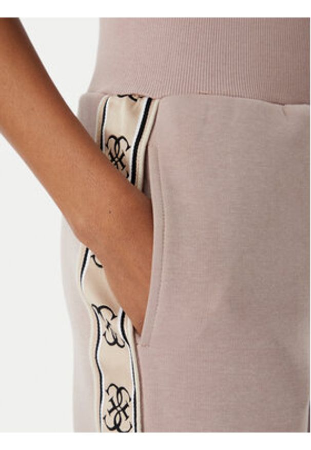 Guess Spodnie dresowe V2YB15 KB3P2 Beżowy Regular Fit. Kolor: beżowy. Materiał: bawełna