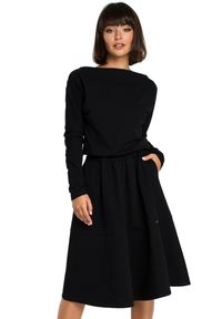 BE - Rozkloszowana sukienka dresowa z gumką w pasie i kieszeniami czarna. Kolor: czarny. Materiał: dresówka. Długość rękawa: długi rękaw