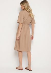 Born2be - Ciemnobeżowa Bawełniana Sukienka o Rozkloszowanym Fasonie Liranelle. Okazja: na co dzień. Typ kołnierza: dekolt w kształcie V. Kolor: beżowy. Materiał: bawełna. Długość rękawa: krótki rękaw. Sezon: lato. Typ sukienki: rozkloszowane. Styl: casual, elegancki #4