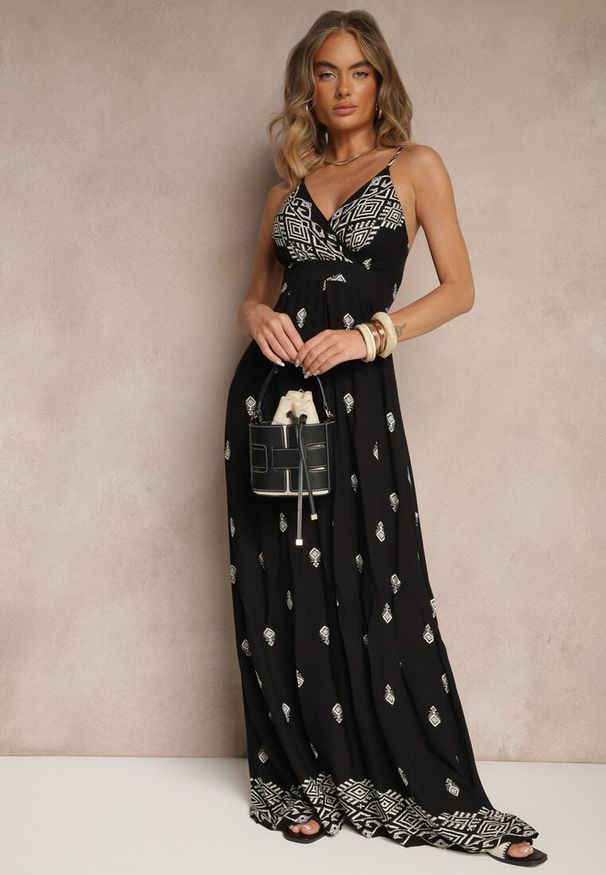 Renee - Czarna Kopertowa Sukienka na Ramiączkach z Bawełny z Wiązanym Paskiem Reveesia. Typ kołnierza: dekolt w serek. Kolor: czarny. Materiał: bawełna. Długość rękawa: na ramiączkach. Typ sukienki: kopertowe