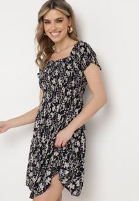 Born2be - Granatowa Bawełniana Sukienka z Dekoltem Typu Hiszpanka i Lekką Falbanką Hannesia. Okazja: na co dzień. Typ kołnierza: dekolt hiszpanka. Kolor: niebieski. Materiał: bawełna. Sezon: wiosna, lato. Styl: elegancki, casual. Długość: mini #1