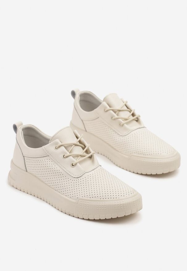 Born2be - Beżowe Sneakersy Skórzane z Perforowaną Cholewką Tiravis. Okazja: na co dzień. Kolor: beżowy. Materiał: skóra. Szerokość cholewki: normalna. Wzór: aplikacja