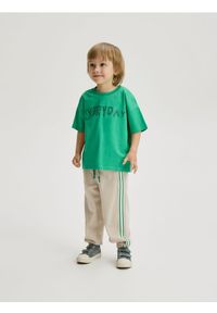 Reserved - Dresowe spodnie z lampasem - beżowy. Kolor: beżowy. Materiał: dresówka #1