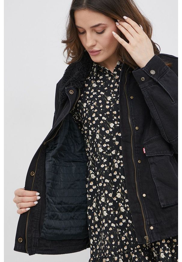 Levi's® - Levi's Kurtka jeansowa damska kolor czarny przejściowa oversize. Okazja: na spotkanie biznesowe. Kolor: czarny. Materiał: jeans. Styl: biznesowy