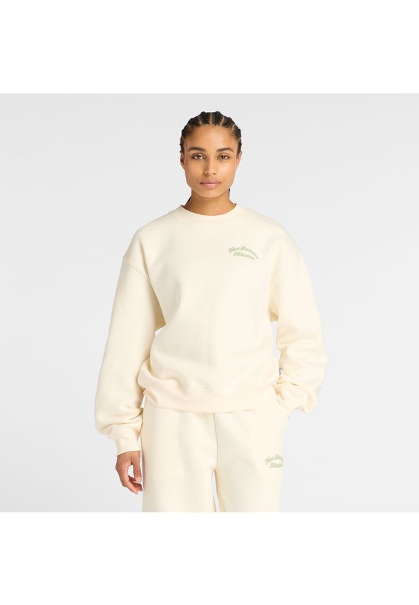 Bluza damska New Balance WT53516PEF – beżowa. Okazja: na co dzień. Kolor: beżowy. Materiał: dresówka, poliester, materiał, bawełna, prążkowany. Wzór: aplikacja, napisy. Styl: casual