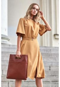 Sukienki.shop - Sukienka elegancka rozkloszowana z paskiem brązowa. Okazja: na co dzień, na spotkanie biznesowe, do pracy, na komunię. Kolor: różowy, brązowy. Materiał: materiał, tkanina, elastan. Wzór: gładki. Typ sukienki: proste, rozkloszowane. Styl: elegancki. Długość: midi #3