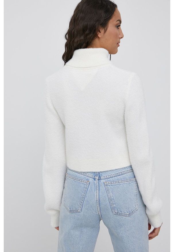 Tommy Jeans sweter z domieszką wełny damski kolor biały z golfem. Okazja: na co dzień. Typ kołnierza: golf. Kolor: biały. Materiał: wełna. Styl: casual