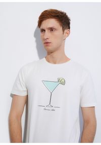 Ochnik - Kremowy T-shirt męski z printem. Kolor: beżowy. Materiał: bawełna. Długość: krótkie. Wzór: nadruk #4