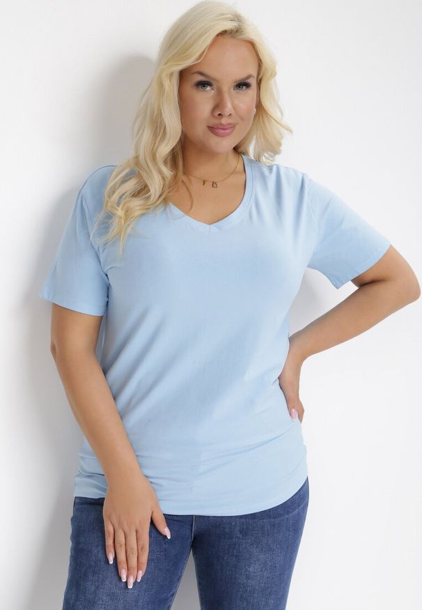 Born2be - Jasnoniebieski T-shirt Mayarinia. Okazja: na co dzień. Kolor: niebieski. Materiał: bawełna, dzianina, jeans. Długość rękawa: krótki rękaw. Długość: krótkie. Wzór: gładki, jednolity. Styl: sportowy, klasyczny, casual