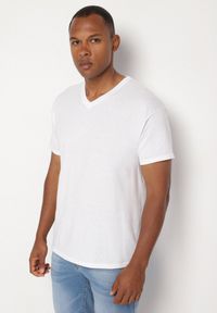 Born2be - Biała Bawełniana Koszulka T-shirt Basic z Dekoltem w Serek Malvinea. Okazja: na spotkanie biznesowe, do pracy, na co dzień. Typ kołnierza: dekolt w serek. Kolor: biały. Materiał: bawełna. Styl: biznesowy, casual, elegancki