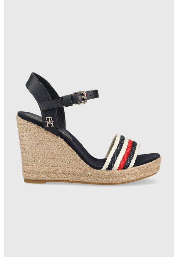 TOMMY HILFIGER - Tommy Hilfiger sandały CORPORATE WEDGE damskie kolor granatowy na koturnie FW0FW07086. Zapięcie: klamry. Kolor: niebieski. Materiał: materiał. Obcas: na koturnie