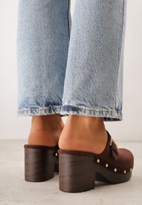 Born2be - Ciemnobrązowe Klapki Chodaki na Słupku z Imitacji Drewna Zdobione Nitami i Sprzączką Salona. Okazja: na co dzień. Kolor: brązowy. Materiał: zamsz. Wzór: aplikacja. Sezon: lato. Obcas: na słupku. Styl: boho, wakacyjny, casual, klasyczny. Wysokość obcasa: średni #7