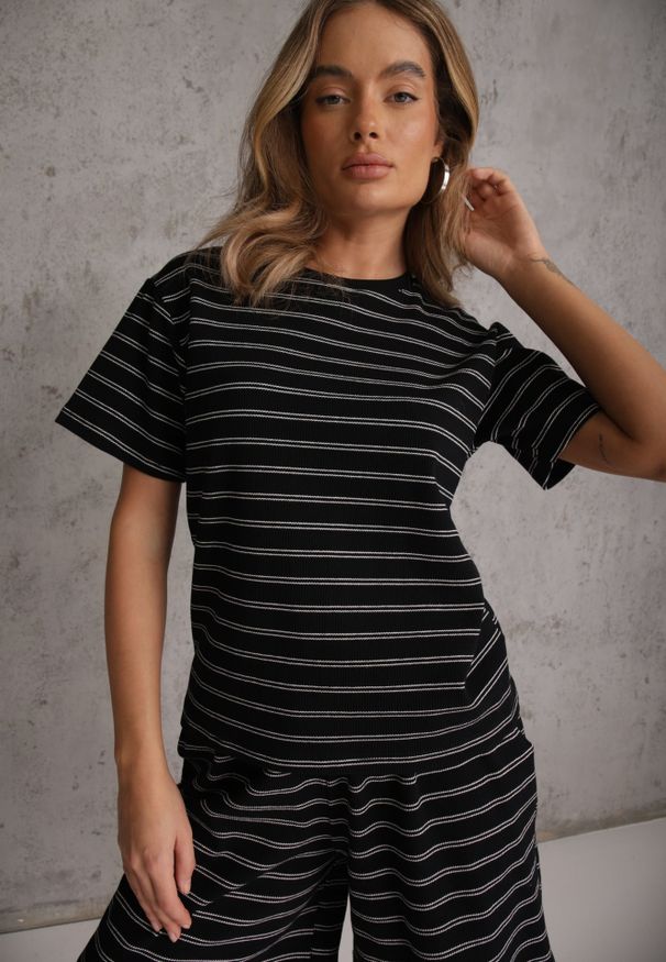 Renee - Czarny T-shirt z Bawełny Ozdobiony Poziomymi Paskami Nautida. Okazja: na co dzień. Kolor: czarny. Materiał: bawełna. Wzór: aplikacja. Styl: casual