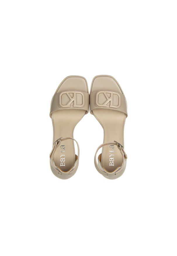 Sandały Bayla-159 4213 001-P Beż Lico 159052, Skóra naturalna. Okazja: do pracy, na spotkanie biznesowe. Zapięcie: pasek. Kolor: beżowy. Materiał: skóra. Obcas: na obcasie. Styl: elegancki, biznesowy. Wysokość obcasa: średni