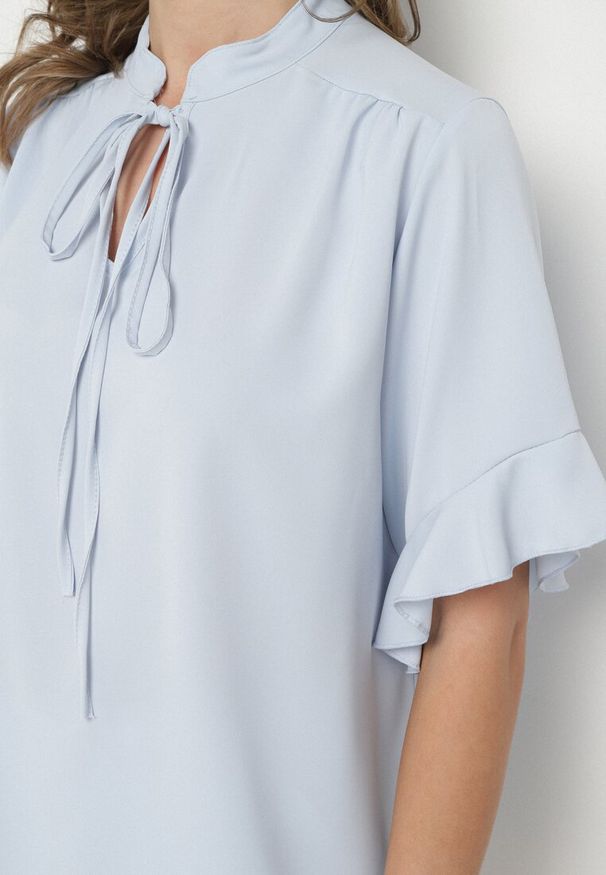 Born2be - Jasnoniebieska Bluzka Ozdobiona Wiązaniem i Falbanami Fademina. Okazja: na co dzień. Kolor: niebieski. Materiał: jeans. Wzór: aplikacja. Styl: klasyczny, casual