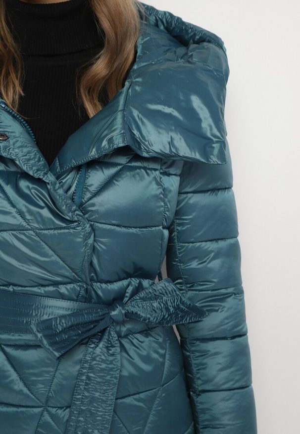 Born2be - Niebieska Długa Pikowana Kurtka z Kapturem Wiązana w Talii Ansibel. Okazja: na co dzień. Typ kołnierza: kaptur. Kolor: niebieski. Długość: długie. Styl: casual, elegancki