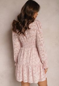 Renee - Różowa Rozkloszowana Sukienka Mini z Tkaniny Plumeti Marsane. Typ kołnierza: kołnierz z falbankami. Kolor: różowy. Materiał: tkanina. Typ sukienki: rozkloszowane. Długość: mini #3
