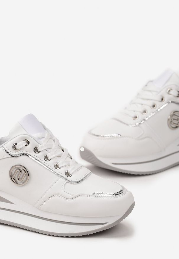 Renee - Biało-Srebrne Sneakersy z Okrągłą Naszywką i Platformą Viliera. Nosek buta: okrągły. Kolor: biały. Materiał: jeans. Szerokość cholewki: normalna. Wzór: aplikacja. Obcas: na platformie