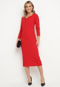 Born2be - Czerwona Sukienka Ozdobiona Asymetrycznym Dekoltem Silfedi. Okazja: na co dzień. Kolor: czerwony. Materiał: jeans. Wzór: aplikacja. Typ sukienki: asymetryczne. Styl: casual, elegancki, klasyczny #3
