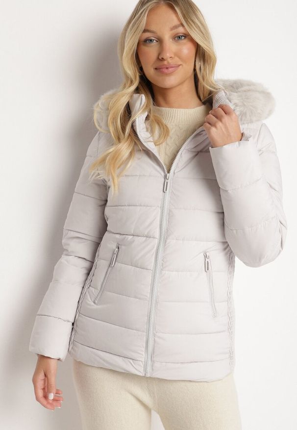 Born2be - Biała Pikowana Kurtka o Taliowanym Kroju z Kapturem z Futerkiem Tinessa. Okazja: na spacer, na co dzień. Typ kołnierza: kaptur. Kolor: biały. Materiał: futro. Sezon: zima. Styl: casual