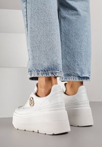 Born2be - Białe Sneakersy Vices na Platformie Zdobione Okrągłą Aplikacją Wodvire. Okazja: na co dzień, na spacer. Nosek buta: okrągły. Kolor: biały. Materiał: jeans. Szerokość cholewki: normalna. Wzór: aplikacja. Obcas: na platformie. Sport: turystyka piesza