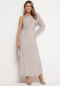 Born2be - Jasnobeżowa Sukienka Maxi o Asymetrycznym Kroju z Łańcuszkiem Verdisa. Kolor: beżowy. Wzór: aplikacja. Typ sukienki: asymetryczne. Styl: elegancki. Długość: maxi #6