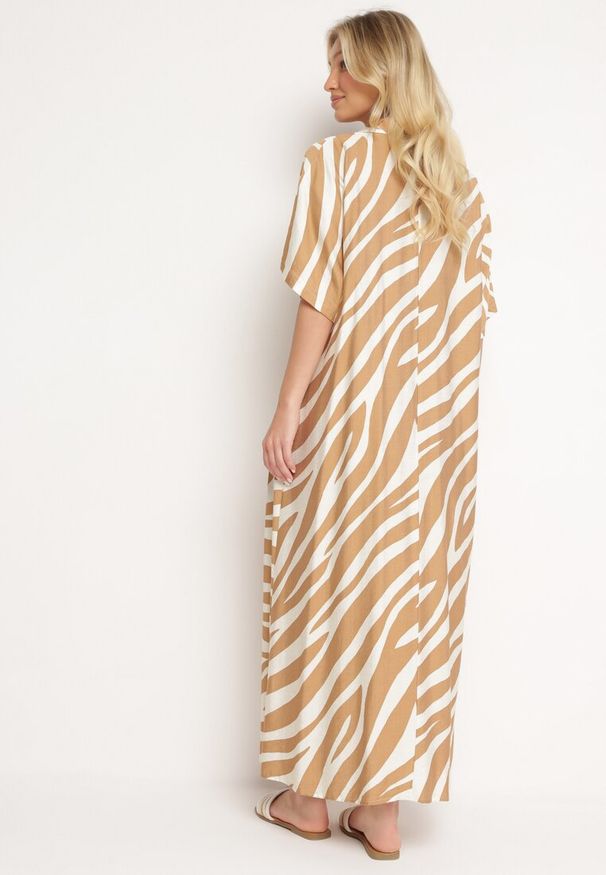 Born2be - Beżowa Rozkloszowana Sukienka Zapinana na Guziki z Rękawami Typu Nietoperz Rodmala. Okazja: na co dzień. Kolor: beżowy. Materiał: materiał. Wzór: motyw zwierzęcy, aplikacja, paski. Sezon: lato. Styl: casual