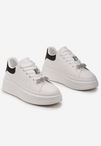 Renee - Białe Sneakersy Ozdobione Biżuteryjnymi Zawieszkami Relinima. Kolor: biały. Wzór: aplikacja #2