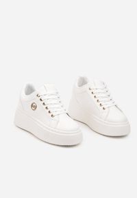 Born2be - Białe Sneakersy na Platformie z Drobną Okrągłą Aplikacją Tandris. Nosek buta: okrągły. Kolor: biały. Szerokość cholewki: normalna. Wzór: aplikacja. Obcas: na platformie