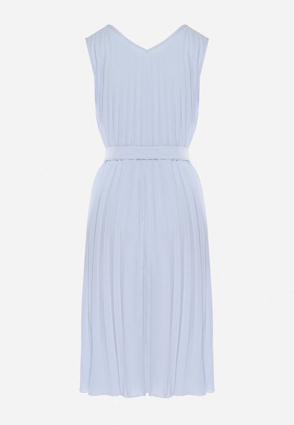 Born2be - Jasnoniebieska Rozkloszowana Sukienka Midi Plisowana z Materiałowym Paskiem Varethia. Kolor: niebieski. Materiał: materiał. Wzór: aplikacja. Długość: midi