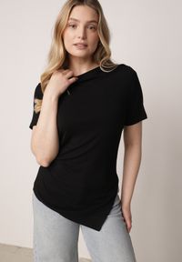 Born2be - Czarna Wiskozowa Bluzka Marszczona o Asymetrycznym Kroju z Krótkim Rękawem Menirephis. Okazja: na co dzień. Typ kołnierza: dekolt w łódkę. Kolor: czarny. Długość: krótkie. Wzór: gładki. Materiał: wiskoza. Długość rękawa: krótki rękaw. Sezon: lato. Styl: casual, klasyczny #4