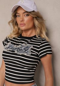Renee - Czarno-Biały Bawełniany T-shirt w Paski Ozdobiony Napisem na Naszywce z Jeansu Eviola. Kolor: czarny. Materiał: bawełna, jeans. Wzór: paski, aplikacja, napisy. Styl: klasyczny