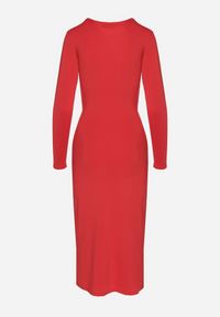 Born2be - Czerwona Sukienka Taliowana z Kopertowymi Dekoltem i Metaliczną Aplikacją Ninolira. Kolor: czerwony. Długość rękawa: długi rękaw. Wzór: aplikacja. Typ sukienki: kopertowe #5