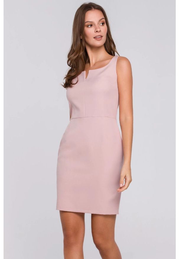 Sukienki.shop - Klasyczna ołówkowa sukienka mini na ramiączkach różowa. Okazja: na randkę, na imprezę. Typ kołnierza: dekolt kwadratowy. Kolor: różowy. Długość rękawa: na ramiączkach. Typ sukienki: ołówkowe. Styl: klasyczny, wizytowy. Długość: mini