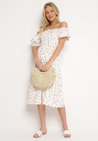 Born2be - Biało-Różowa Rozkloszowana Sukienka w Kwiaty Typu Hiszpanka z Marszczonym Dekoltem Blueria. Okazja: na co dzień. Typ kołnierza: dekolt hiszpanka. Kolor: biały. Długość rękawa: krótki rękaw. Wzór: kwiaty. Sezon: lato. Styl: casual, elegancki #2