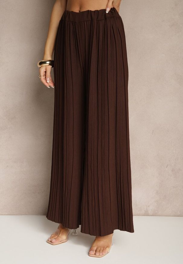 Renee - Brązowy Komplet Spodnie o Szerokim Kroju i Bluzka z Usztywnioną Linią Ramion Nilamira. Kolor: brązowy